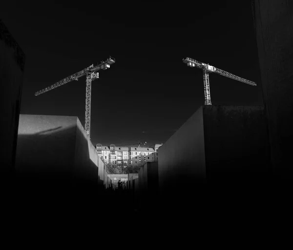 Ασπρόμαυρη Φωτογραφία Δύο Γερανοί Κατασκευών Μνημείο Ολοκαυτώματος Βερολίνο Γερμανία — Φωτογραφία Αρχείου