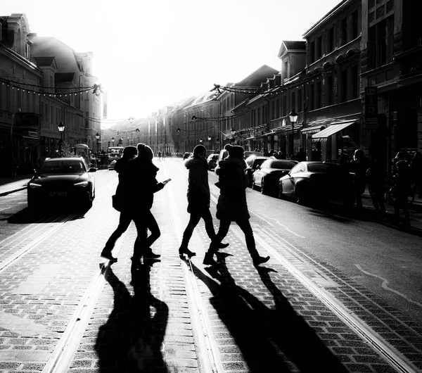 德国勃兰登堡波茨坦 黑白照片 道路上与灯光相对照的行人 — 图库照片