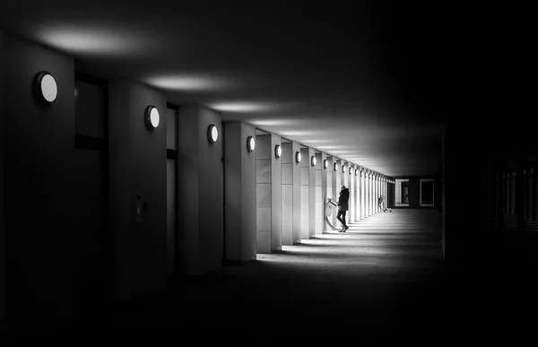 Черно Белая Фотография Длинный Коридор Блоке Домов Берлин Германия — стоковое фото