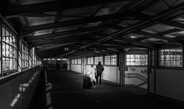 Ασπρόμαυρη Φωτογραφία Ταξιδιώτες Στο Σιδηροδρομικό Σταθμό Ostkreuz Friedrichshain Βερολίνο Γερμανία — Φωτογραφία Αρχείου