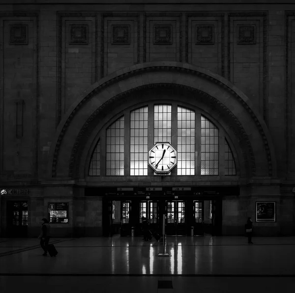 德国萨克森莱比锡火车站大堂黑白摄影 — 图库照片