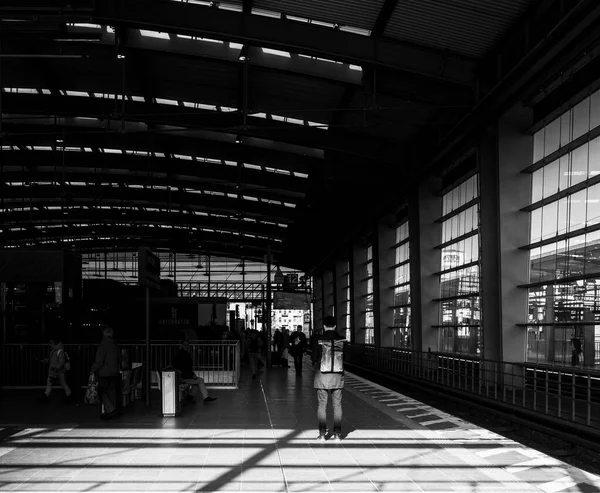 德国柏林弗里德里希沙因Ostkreuz火车站的旅客拍摄的黑白照片 — 图库照片