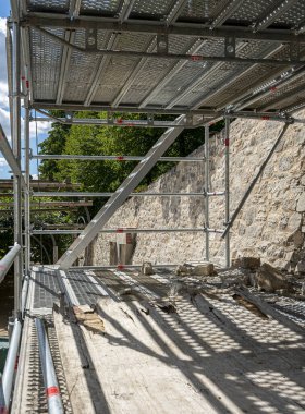 Sarı uyarı ışıklarıyla caddelerdeki iskele ve bariyerler, Berlin Friedrichshain, Berlin, Almanya