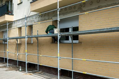 Sarı uyarı ışıklarıyla caddelerdeki iskele ve bariyerler, Berlin Friedrichshain, Berlin, Almanya