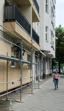 Sarı uyarı ışıklarıyla caddelerdeki iskele ve bariyerler, Berlin Friedrichshain, Berlin, Almanya