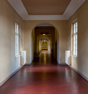 Uzun ve ıssız bir koridor Spandau Belediye Binası, Berlin, Almanya