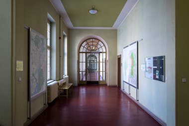 Uzun ve ıssız bir koridor Spandau Belediye Binası, Berlin, Almanya
