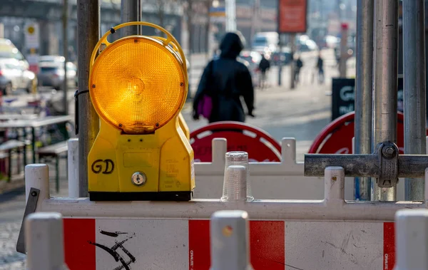 Ponteggi Barriere Sulla Strada Con Luci Avvertimento Gialle Berlino Friedrichshain — Foto Stock