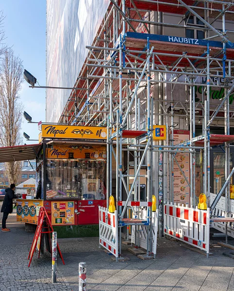Строительные Леса Ограждения Улице Желтыми Предупреждающими Огнями Берлин Германия — стоковое фото