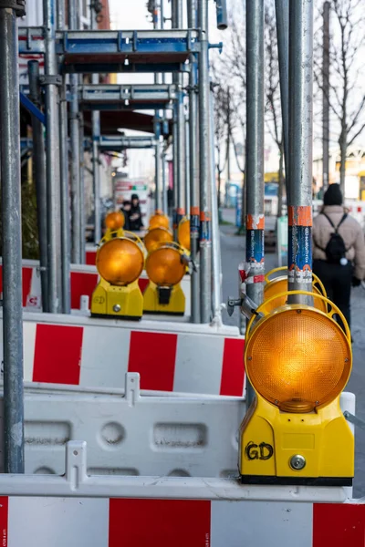 Andaimes Barreiras Rua Com Luzes Advertência Amarelas Berlim Friedrichshain Berlim — Fotografia de Stock