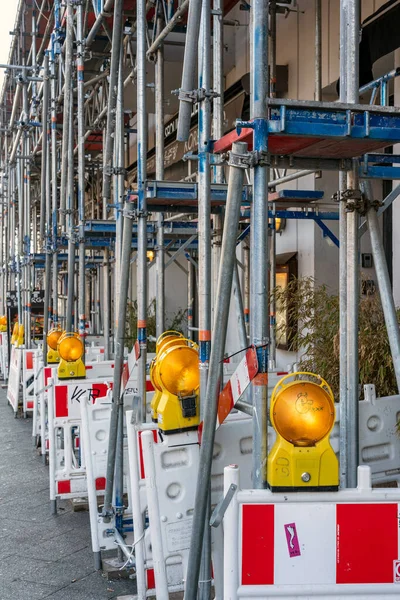 Scaffolding Και Εμπόδια Στο Δρόμο Κίτρινα Προειδοποιητικά Φώτα Βερολίνο Friedrichshain — Φωτογραφία Αρχείου