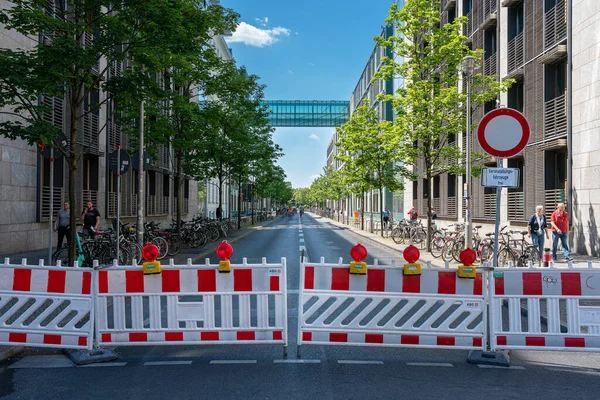 Andaimes Barreiras Rua Com Luzes Advertência Amarelas Berlim Friedrichshain Berlim — Fotografia de Stock