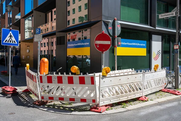 Baugerüste Und Schranken Auf Der Straße Mit Gelben Warnleuchten Berlin — Stockfoto