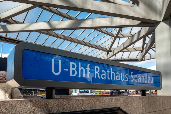 Поїзд Метро Червоним Або Жовтим Bahnhof Rathaus Spandau Berlin Germany — стокове фото