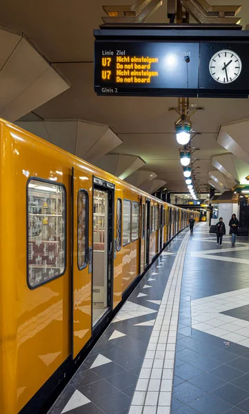 Metro Train Vermelho Amarelo Bahnhof Rathaus Spandau Berlim Alemanha — Fotografia de Stock