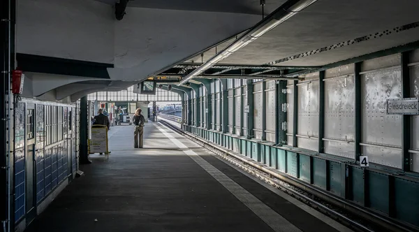 德国柏林Friedrichshain Kreuzberg Gleisdreieck地面地铁站 — 图库照片