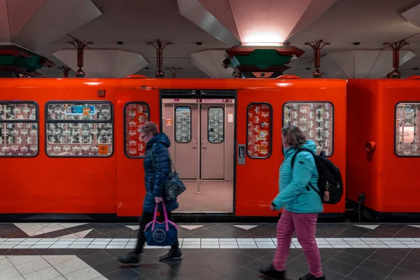 Metróvonat Piros Vagy Sárga Színben Bahnhof Rathaus Spandau Berlin Németország — Stock Fotó