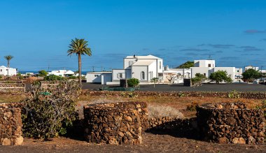 Siyah volkanik manzaradaki beyaz villa, Lanzarote, Kanarya Adaları, İspanya