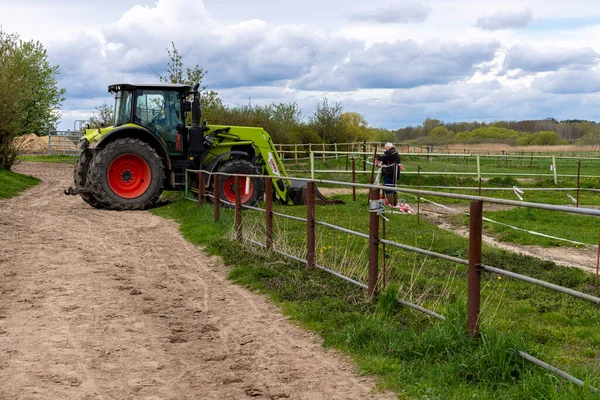 Tractor Farmer Work Field Reinickendorf Lbars Berlin Germany — 图库照片