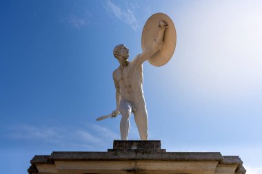 Charlottenburg Sarayı, Spandauer Damm, Charlottenburg, Berlin, Almanya 'nın ana girişindeki çıplak savaşçıların heykeli.