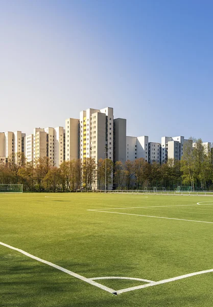 ベルリン ベルリン ドイツのレイニッケンドルフの住宅地のサッカー場と高層ビル ストック写真