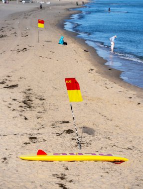 Deniz kurtarma, DLRG, Ghren, Mecklenburg-Batı Pomerania, Rgen, Almanya sahillerinde cankurtaran bayrağı