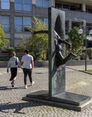 Bronz heykel Biz Rolf Bible, Anma Sokağı, Spreebogen, Berlin, Almanya 'nın insanlarıyız