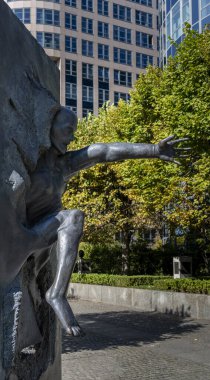 Bronz heykel Biz Rolf Bible, Anma Sokağı, Spreebogen, Berlin, Almanya 'nın insanlarıyız