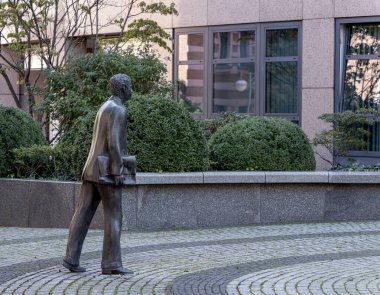 Erkek bronz heykel, evrak çantalı bir idari yetkiliyi tasvir ediyor, giriş 101, Spreebogen Berlin-Moabit, Berlin, Almanya