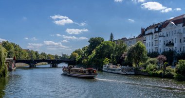 Buharlı gemi iskelesi, Spreebogen 'deki ticari park, Alt-Moabit, Berlin, Almanya