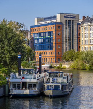 Buharlı gemi iskelesi, Spreebogen 'deki ticari park, Alt-Moabit, Berlin, Almanya