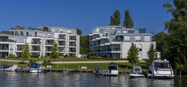 Eski villalar ve yeni yerleşim yerleri, Spree kıyıları, Spree gezinti güvertesi, Kpenick, Treptow, Oberspree, Berlin, Almanya