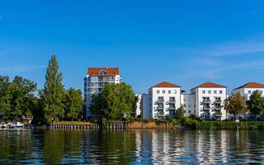 Eski villalar ve yeni yerleşim yerleri, Spree kıyıları, Spree gezinti güvertesi, Kpenick, Treptow, Oberspree, Berlin, Almanya