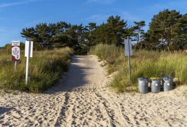 Kum tepeli sahil girişi, Baltık Denizi tatil beldesi Baabe, Rgen, Mecklenburg-Batı Pomerania, Almanya