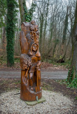 Tiergarten yuvarlak patikasındaki tahta figürler, Almanya 'nın Brandenburg eyaletinde Dahme Gölü' nde yürüyüş yapıyorlar.