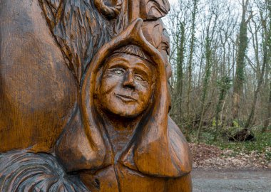 Tiergarten yuvarlak patikasındaki tahta figürler, Almanya 'nın Brandenburg eyaletinde Dahme Gölü' nde yürüyüş yapıyorlar.