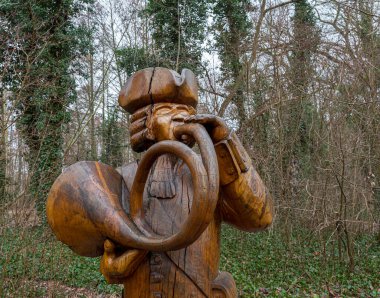 Tiergarten yuvarlak patikasındaki tahta figürler, Almanya 'nın Brandenburg eyaletinde Dahme Gölü' nde yürüyüş yapıyorlar.