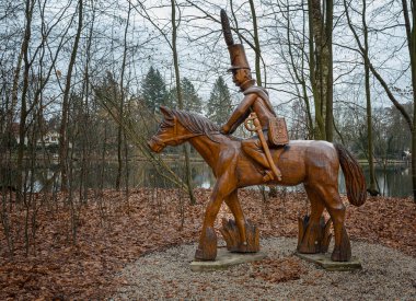 Tiergarten yuvarlak patikasındaki tahta figürler, Almanya 'nın Brandenburg eyaletinde Dahme Gölü' nde yürüyüş yapıyorlar.
