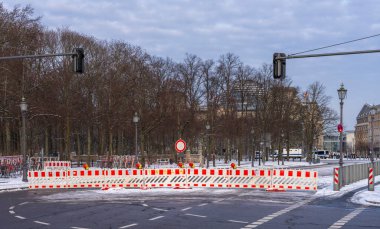 Brandenburg Kapısı 'ndaki trafik engelleri, Berlin, Almanya