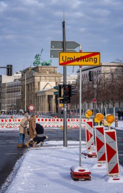 Brandenburg Kapısı 'ndaki trafik engelleri, Berlin, Almanya