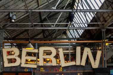 Değersiz. Sanat ve ıvır zıvır, İyi Eski Mallar, Treptow Sanat Merkezi, Treptow Arena, Berlin, Almanya