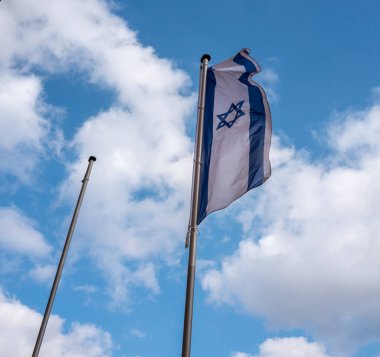 Eski askeri yetimhanenin yan girişindeki Yahudi bayrağı, dayanışma göstergesi, Potsdam, Brandenburg, Almanya
