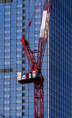 Galeria Kaufhof, Alexanderplatz, Berlin, Almanya 'daki iflasın eşiğindeki inşaat vinci.