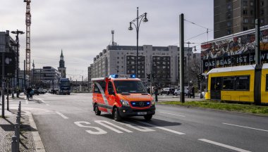 Berlin-Mitte 'deki Berlin İtfaiyesi Ambulansı, Berlin, Almanya