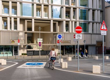 Berlin, Niederwallstrasse ve Hausvogteiplatz, Berlin-Mitte, Almanya 'daki bisiklet sokakları konulu sembolik fotoğraf