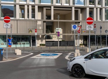 Berlin, Niederwallstrasse ve Hausvogteiplatz, Berlin-Mitte, Almanya 'daki bisiklet sokakları konulu sembolik fotoğraf