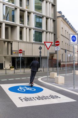 Berlin, Niederwallstrasse ve Hausvogteiplatz, Berlin-Mitte, Almanya 'daki bisiklet sokakları konulu sembolik fotoğraf