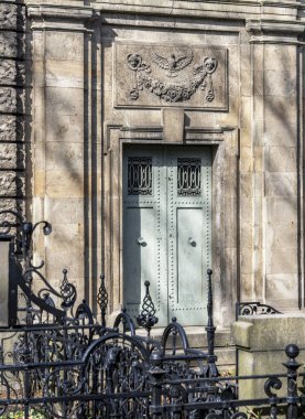 Eski mezar taşları, Evangelische Georgen-Parochialgemeinde, Greifswalder Strae, Berlin, Almanya