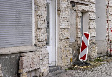 Berlin-Charlottenburg, Berlin, Almanya 'daki eski bir binanın alçısız cephesi