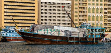 Dubai Creek, Dubai, Birleşik Arap Emirlikleri, Orta Doğu, Asya 'daki Skyline ve tekneler.